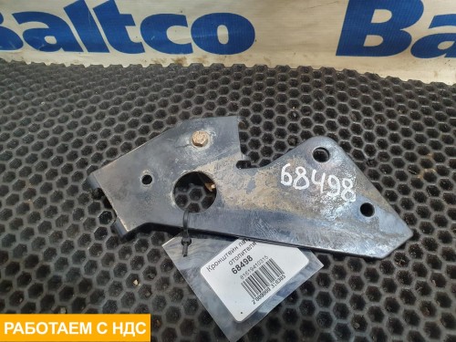 Кронштейн патрубков отопителя